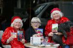 Amsterdam 12 mei 2015  
Nelly Frijda met 2 ex prostituees (ouwehoeren) Louise Fokkens en Martine Fokkens op terras