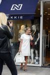 Amsterdam 22 mei 2015
Nikkie Plessen wordt voor haar winkel gefotografeerd.