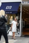 Amsterdam 22 mei 2015
Nikkie Plessen wordt voor haar winkel gefotografeerd.