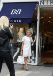 Amsterdam 22 mei 2015
Nikkie Plessen wordt voor haar winkel gefotografeerd.