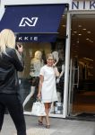 Amsterdam 22 mei 2015
Nikkie Plessen wordt voor haar winkel gefotografeerd.