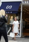 Amsterdam 22 mei 2015
Nikkie Plessen wordt voor haar winkel gefotografeerd.