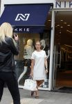 Amsterdam 22 mei 2015
Nikkie Plessen wordt voor haar winkel gefotografeerd.