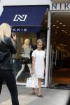 Amsterdam 22 mei 2015
Nikkie Plessen wordt voor haar winkel gefotografeerd.