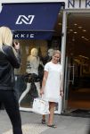 Amsterdam 22 mei 2015
Nikkie Plessen wordt voor haar winkel gefotografeerd.