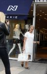 Amsterdam 22 mei 2015
Nikkie Plessen wordt voor haar winkel gefotografeerd.