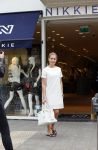 Amsterdam 22 mei 2015
Nikkie Plessen wordt voor haar winkel gefotografeerd.