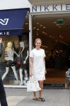 Amsterdam 22 mei 2015
Nikkie Plessen wordt voor haar winkel gefotografeerd.