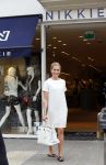 Amsterdam 22 mei 2015
Nikkie Plessen wordt voor haar winkel gefotografeerd.
