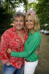 Blaricum 14 juni 2015
Rene Froger heeft een surprise feestje voor zijn vrouw Natasja georganiseerd voor haar 50e verjaardag. Het feest vindt plaats in de tuin van hun huis.
