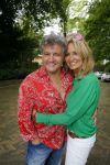 Blaricum 14 juni 2015
Rene Froger heeft een surprise feestje voor zijn vrouw Natasja georganiseerd voor haar 50e verjaardag. Het feest vindt plaats in de tuin van hun huis. Natasja met kleindochter Charlie