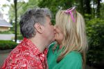 Blaricum 14 juni 2015
Rene Froger heeft een surprise feestje voor zijn vrouw Natasja georganiseerd voor haar 50e verjaardag. Het feest vindt plaats in de tuin van hun huis. Natasja met kleindochter Charlie