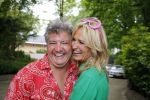 Blaricum 14 juni 2015
Rene Froger heeft een surprise feestje voor zijn vrouw Natasja georganiseerd voor haar 50e verjaardag. Het feest vindt plaats in de tuin van hun huis. Natasja met kleindochter Charlie