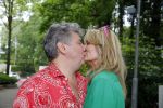 Blaricum 14 juni 2015
Rene Froger heeft een surprise feestje voor zijn vrouw Natasja georganiseerd voor haar 50e verjaardag. Het feest vindt plaats in de tuin van hun huis. Natasja met kleindochter Charlie
