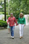 Blaricum 14 juni 2015
Rene Froger heeft een surprise feestje voor zijn vrouw Natasja georganiseerd voor haar 50e verjaardag. Het feest vindt plaats in de tuin van hun huis. Natasja met kleindochter Charlie