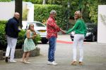 Blaricum 14 juni 2015
Rene Froger heeft een surprise feestje voor zijn vrouw Natasja georganiseerd voor haar 50e verjaardag. Het feest vindt plaats in de tuin van hun huis. Natasja met kleindochter Charlie