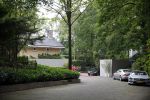 Blaricum 14 juni 2015
Rene Froger heeft een surprise feestje voor zijn vrouw Natasja georganiseerd voor haar 50e verjaardag. Het feest vindt plaats in de tuin van hun huis.