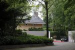 Blaricum 14 juni 2015
Rene Froger heeft een surprise feestje voor zijn vrouw Natasja georganiseerd voor haar 50e verjaardag. Het feest vindt plaats in de tuin van hun huis.