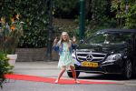 Blaricum 14 juni 2015
Rene Froger heeft een surprise feestje voor zijn vrouw Natasja georganiseerd voor haar 50e verjaardag. Het feest vindt plaats in de tuin van hun huis. kleindochter Charlie