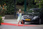 Blaricum 14 juni 2015
Rene Froger heeft een surprise feestje voor zijn vrouw Natasja georganiseerd voor haar 50e verjaardag. Het feest vindt plaats in de tuin van hun huis. kleindochter Charlie