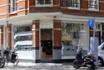 Amsterdam 19 mei 2015
Arie Boomsma fiets langs de winkel waar zijn vriendin Romy Houwer werkt. Daarna haalt hij een vers sapje .