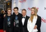 Amsterdam 18 mei 2015
Premiere de surprise van Mike v Diem met in de hoofdrollen Georgina Verbaan en Jeroen v Koningsbrugge. De premiere was in Tuschinski. Ronald Top met ....