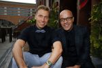 Amsterdam 11 mei 2015 
Jon v Eerd en zijn partner Ton vieren hun 30 jarig huwelijk met een feest met vele collega's. Stanley Burlesson met vriend
