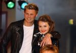 Amsterdam 8 mei 2015  
Albert Verlinde presenteert de cast van Grease met oaTim Douwsma , Vajen van den Bosch Rene v Kooten Tommie Christiaan en Mylene d'Anjou.
De presentatie is bij de westergasfabriek.