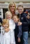Amsterdam 26 mei 2015
Presenatie boek Bastiaan Ragas. Hij reikt het eerste boek uit aan zijn vader. Tooske Ragas en hun kinderen zijn ook aanwezig in cafe Gruter.