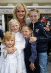 Amsterdam 26 mei 2015
Presenatie boek Bastiaan Ragas. Hij reikt het eerste boek uit aan zijn vader. Tooske Ragas en hun kinderen zijn ook aanwezig in cafe Gruter.