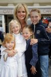 Amsterdam 26 mei 2015
Presenatie boek Bastiaan Ragas. Hij reikt het eerste boek uit aan zijn vader. Tooske Ragas en hun kinderen zijn ook aanwezig in cafe Gruter.