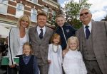 Amsterdam 26 mei 2015
Presenatie boek Bastiaan Ragas. Hij reikt het eerste boek uit aan zijn vader. Tooske Ragas en hun kinderen zijn ook aanwezig in cafe Gruter.