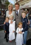 Amsterdam 26 mei 2015
Presenatie boek Bastiaan Ragas. Hij reikt het eerste boek uit aan zijn vader. Tooske Ragas en hun kinderen zijn ook aanwezig in cafe Gruter.