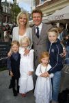 Amsterdam 26 mei 2015
Presenatie boek Bastiaan Ragas. Hij reikt het eerste boek uit aan zijn vader. Tooske Ragas en hun kinderen zijn ook aanwezig in cafe Gruter.