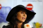 Schiphol 20 mei 2015
Trijntje Oosterhuis arriveert op schiphol na songfestival. Haar vriend Alvin Lewis alsmede haar stylist Ruud van der Peijl zijn ook aanwezig.