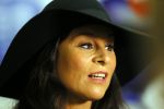 Schiphol 20 mei 2015
Trijntje Oosterhuis arriveert op schiphol na songfestival. Haar vriend Alvin Lewis alsmede haar stylist Ruud van der Peijl zijn ook aanwezig.