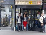 Schiphol 20 mei 2015
Trijntje Oosterhuis arriveert op schiphol na songfestival. Haar vriend Alvin Lewis alsmede haar stylist Ruud van der Peijl zijn ook aanwezig.