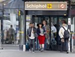 Schiphol 20 mei 2015
Trijntje Oosterhuis arriveert op schiphol na songfestival. Haar vriend Alvin Lewis alsmede haar stylist Ruud van der Peijl zijn ook aanwezig.