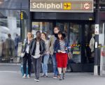 Schiphol 20 mei 2015
Trijntje Oosterhuis arriveert op schiphol na songfestival. Haar vriend Alvin Lewis alsmede haar stylist Ruud van der Peijl zijn ook aanwezig.