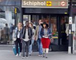Schiphol 20 mei 2015
Trijntje Oosterhuis arriveert op schiphol na songfestival. Haar vriend Alvin Lewis alsmede haar stylist Ruud van der Peijl zijn ook aanwezig.