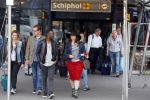 Schiphol 20 mei 2015
Trijntje Oosterhuis arriveert op schiphol na songfestival. Haar vriend Alvin Lewis alsmede haar stylist Ruud van der Peijl zijn ook aanwezig.