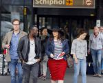 Schiphol 20 mei 2015
Trijntje Oosterhuis arriveert op schiphol na songfestival. Haar vriend Alvin Lewis alsmede haar stylist Ruud van der Peijl zijn ook aanwezig.