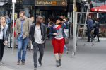 Schiphol 20 mei 2015
Trijntje Oosterhuis arriveert op schiphol na songfestival. Haar vriend Alvin Lewis alsmede haar stylist Ruud van der Peijl zijn ook aanwezig.