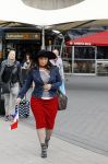 Schiphol 20 mei 2015
Trijntje Oosterhuis arriveert op schiphol na songfestival. Haar vriend Alvin Lewis alsmede haar stylist Ruud van der Peijl zijn ook aanwezig.