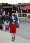 Schiphol 20 mei 2015
Trijntje Oosterhuis arriveert op schiphol na songfestival. Haar vriend Alvin Lewis alsmede haar stylist Ruud van der Peijl zijn ook aanwezig.