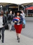 Schiphol 20 mei 2015
Trijntje Oosterhuis arriveert op schiphol na songfestival. Haar vriend Alvin Lewis alsmede haar stylist Ruud van der Peijl zijn ook aanwezig.