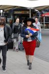 Schiphol 20 mei 2015
Trijntje Oosterhuis arriveert op schiphol na songfestival. Haar vriend Alvin Lewis alsmede haar stylist Ruud van der Peijl zijn ook aanwezig.