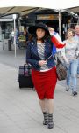 Schiphol 20 mei 2015
Trijntje Oosterhuis arriveert op schiphol na songfestival. Haar vriend Alvin Lewis alsmede haar stylist Ruud van der Peijl zijn ook aanwezig.