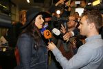 Schiphol 20 mei 2015
Trijntje Oosterhuis arriveert op schiphol na songfestival. Haar vriend Alvin Lewis alsmede haar stylist Ruud van der Peijl zijn ook aanwezig.