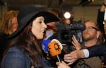 Schiphol 20 mei 2015
Trijntje Oosterhuis arriveert op schiphol na songfestival. Haar vriend Alvin Lewis alsmede haar stylist Ruud van der Peijl zijn ook aanwezig.